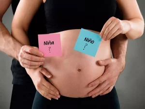 Embarazada con dos postits, niño y niña
